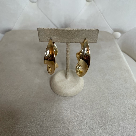 Gorgeous Gold Twisted Hoop Earrings - Picture 4 of 5